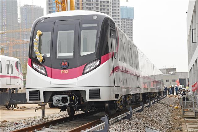武汉地铁16号线首车成功吊装 时速120公里成最快地铁