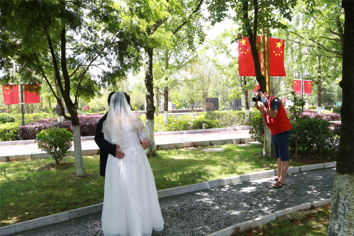 曲靖拍婚纱照_曲靖师范学院宿舍(3)