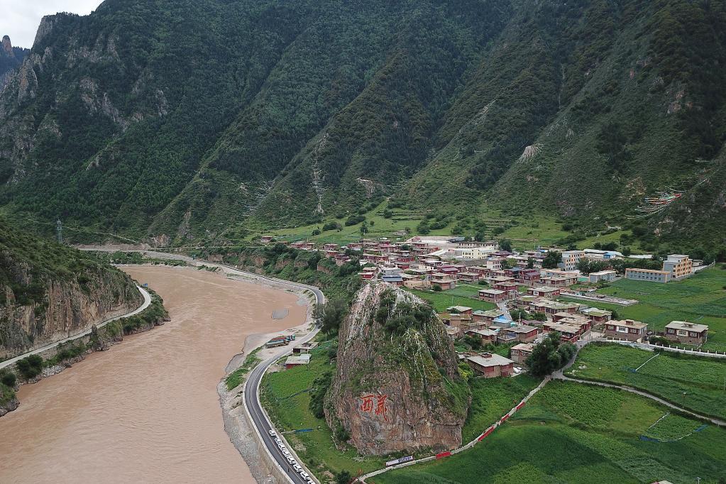 路从这里延伸——“西藏解放第一村”走笔