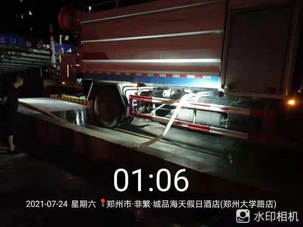 8台送水车深夜为上海赴郑救援队送去救急水