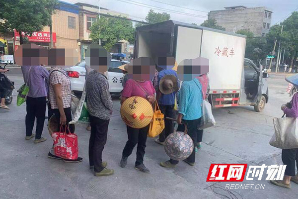 江华：冷藏车违法载客17人被查处
