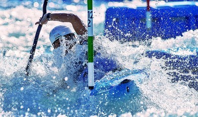 中国选手李彤晋级东京奥运会皮划艇激流回旋女子皮艇半决赛