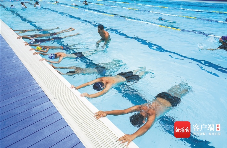 解锁新技能！三亚中小学生踊跃参加暑期游泳培训