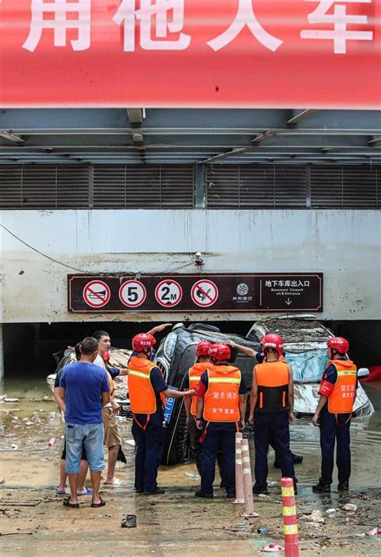 武汉消防连续奋战两天一夜为郑州居民小区抢排积水