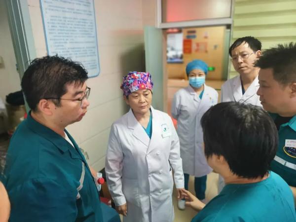 河南防汛救灾的医疗力量丨郑州64岁老专家涉水转运15名急危重症患儿