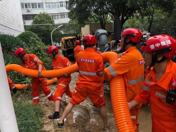 【给力的救援队】山西救援队：“1、2、3！走！……”晋中市救援队和郑州社区居民齐心协力完成2.5吨重排涝泵托运作业！