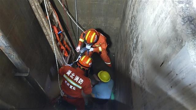 工人不慎跌落6米深井，武汉消防紧急救援