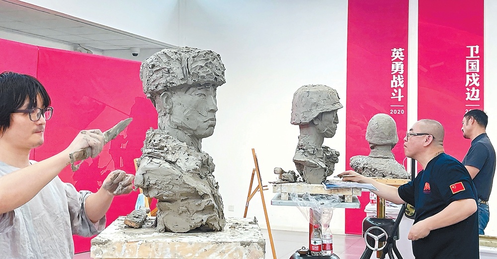 雕塑家为卫国戍边英雄陈红军塑像 小学生用画笔致敬英雄