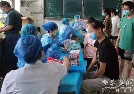 鄂州市中心医院樊口院区上门服务 为2200余名中学生接种新冠病毒疫苗