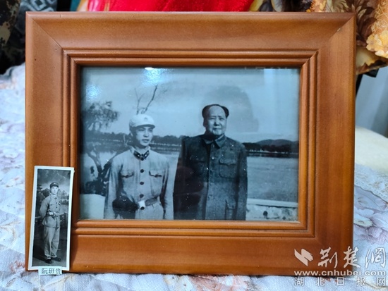 56年前，在武汉东湖警卫队当战士的他有幸与毛主席合影