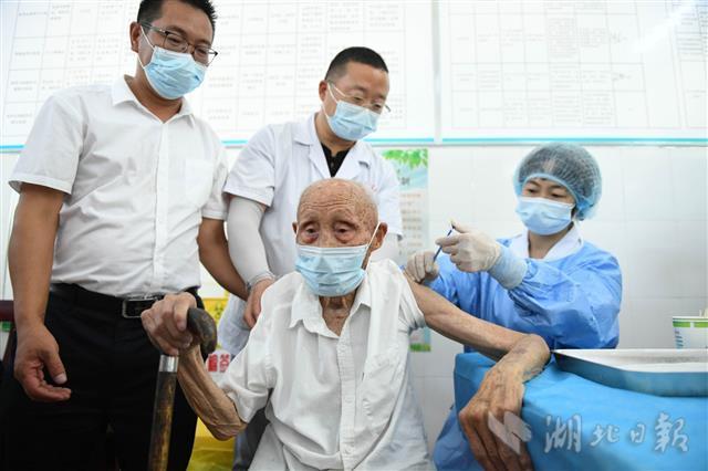 潜江105岁老人接种新冠疫苗