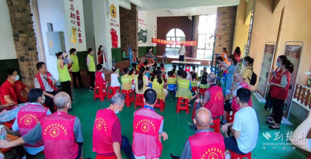 武汉龙湖社区举行“八一宣讲最美退役军人”主题活动