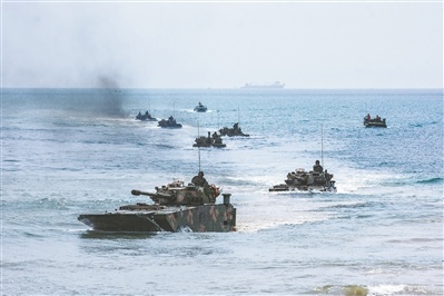 水际滩头 铁甲冲锋——东部战区陆军某两栖合成旅海上训练掠影