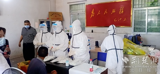 浠水县108名医务人员驰援红安，完成1800份核酸检测采样任务