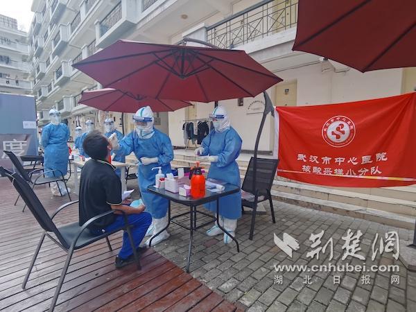 武汉市中心医院51名护理人员 凌晨支援武汉市经开区核酸检测