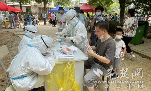 1小时完成人员集结，湖北省第三人民医院45名医护紧急支援经开区核酸采集