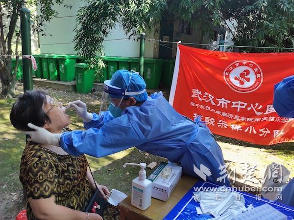 武汉市中心医院组织200人队伍  核酸采样小分队再赴社区