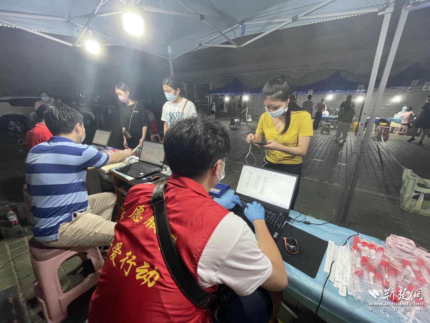 武汉市税务局第二稽查局下沉社区助力全员核酸检测