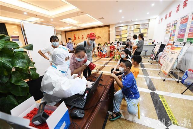 武汉长山社区为娃娃开办核酸检测专场