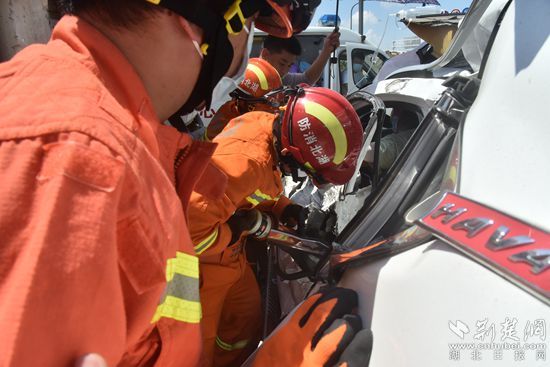 两车相撞一人受伤被困，黄冈消防二十分钟成功救援