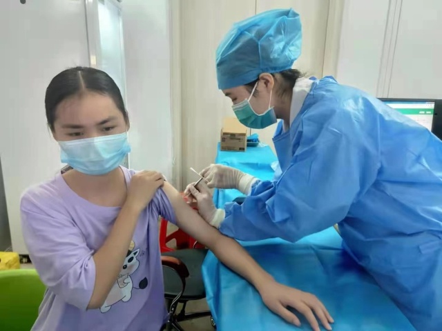 广西贵港覃塘区：超八成12-17岁学生完成新冠疫苗首剂接种