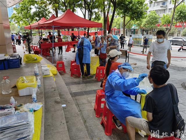 单日核酸检测量超6万人次，武汉红十字会医院跑出抗疫“加速度”