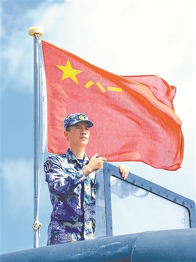 东部战区海军潜艇某支队教练艇长胡晓舟——在制胜航道上忘我冲锋