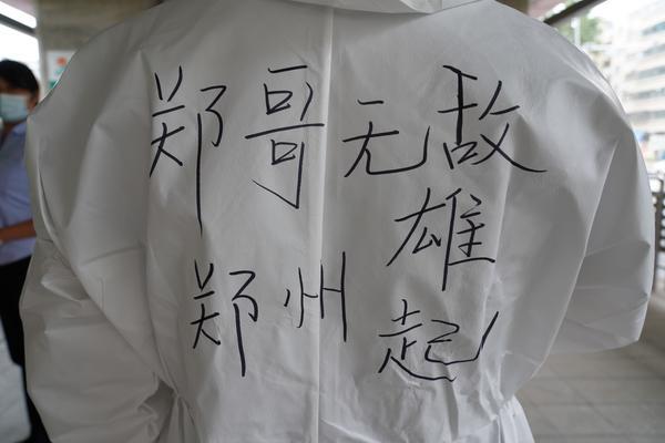 “写的是心情 扛的是责任”郑州公交站务长“变身”志愿者投入消杀工作