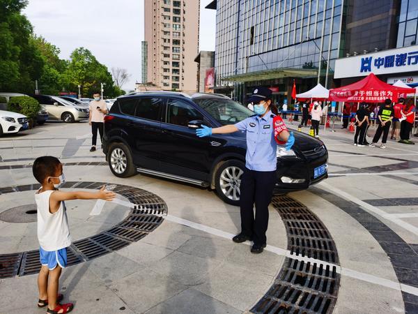 【疫情防控最前沿】孩子与妈妈隔空拥抱 在郑州核酸检测现场执勤的女民警生日愿望实现啦！
