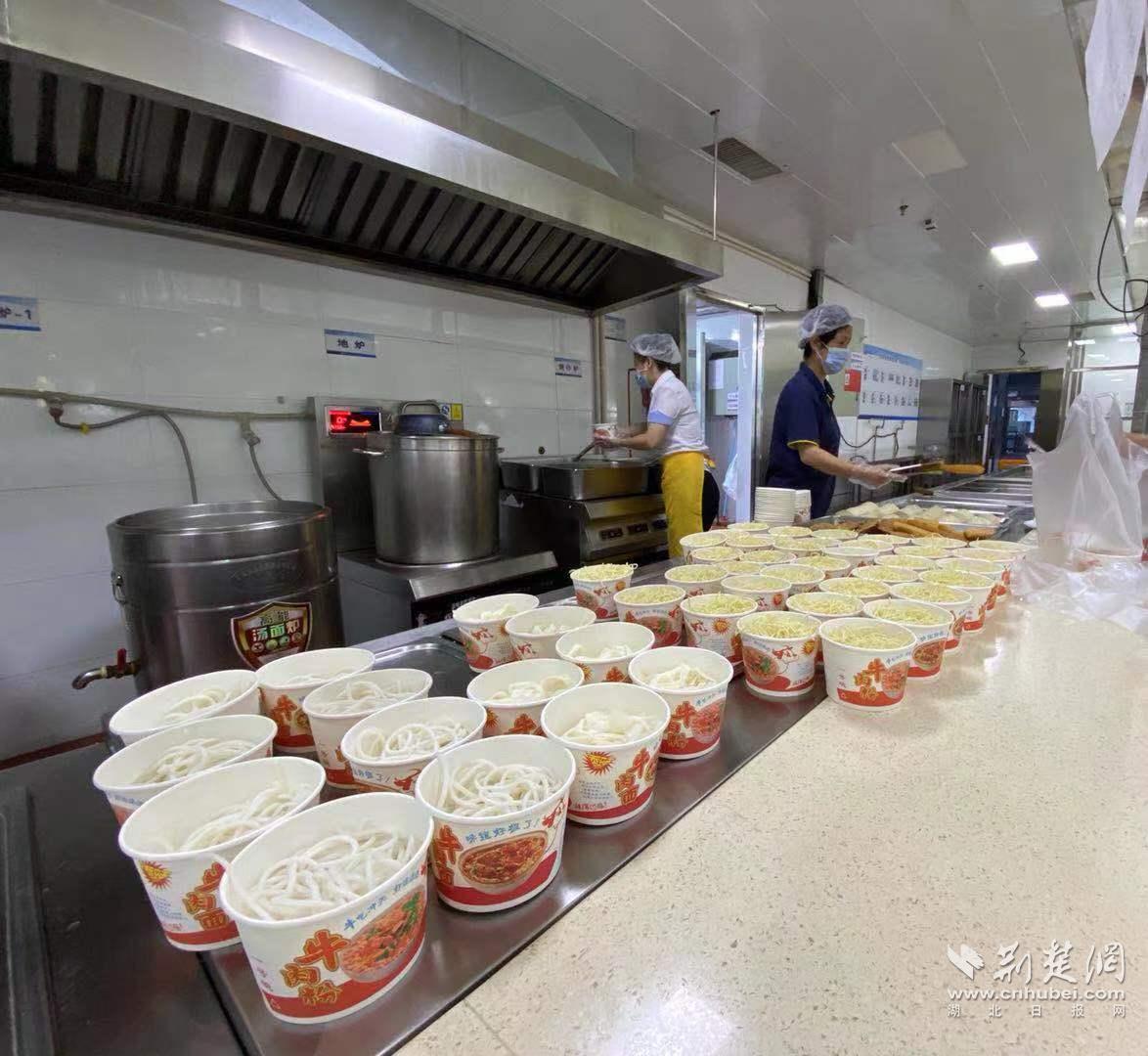 华中智谷文化产业园：滞留员工吃上热干面 个性需求得满足