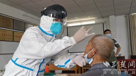 鄂州市中心医院78名医护为段店镇9000余人采集核酸