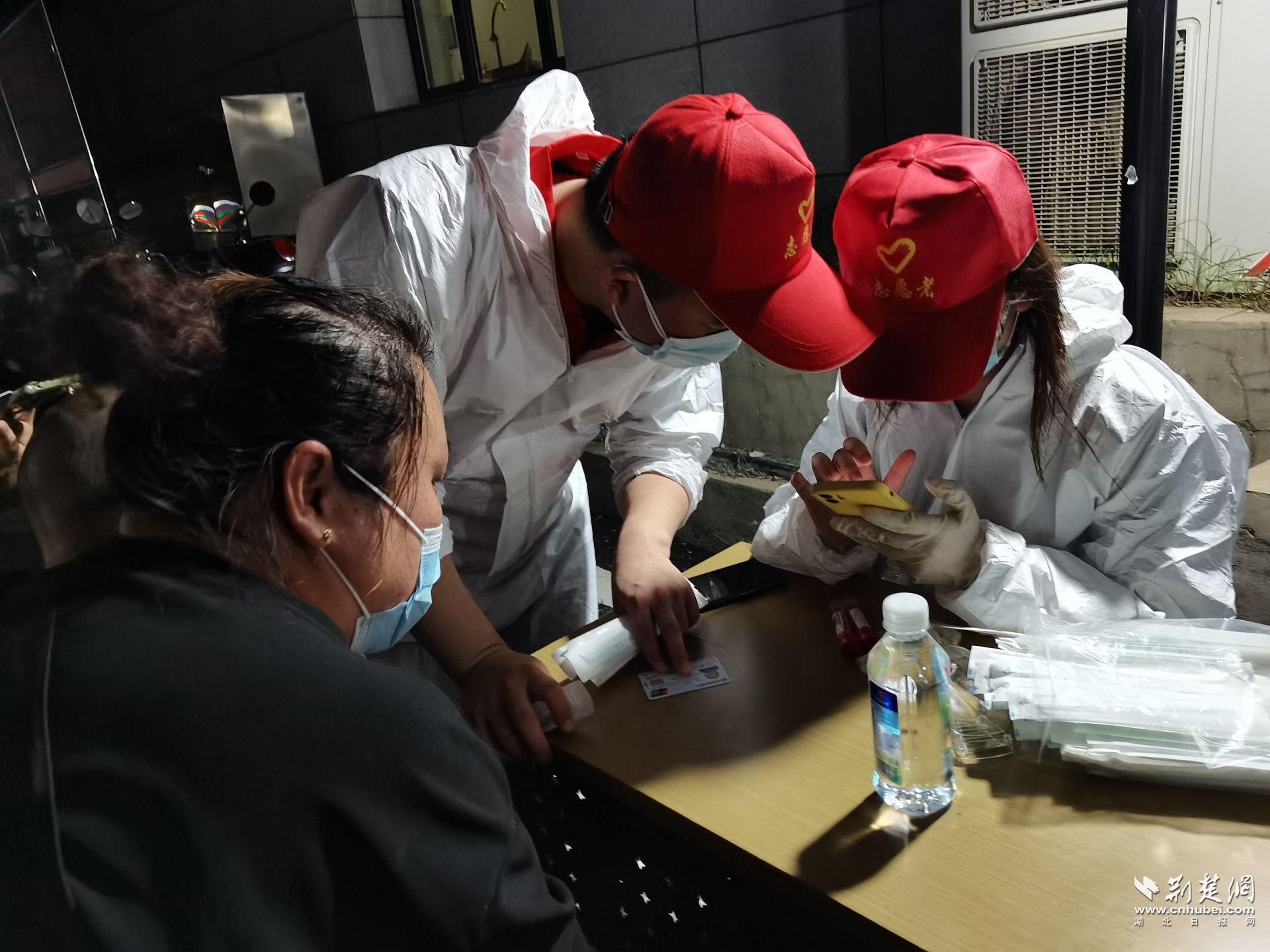 江夏区税务局青年党员连夜协助医护人员开展核酸检测