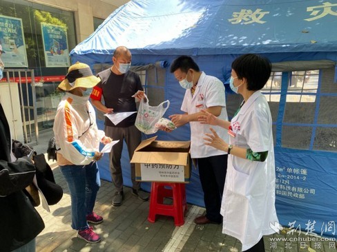 鄂州社区防控志愿者收到700余包新冠中药预防方
