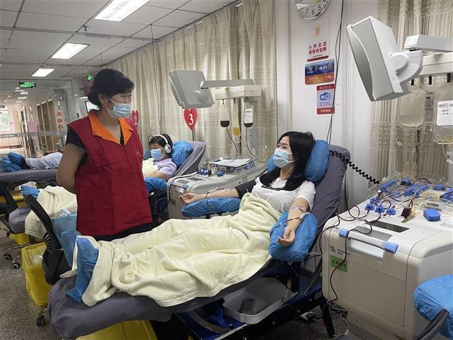 “热血二代”坐上采血椅 200多次无偿献血者妈妈成为志愿者