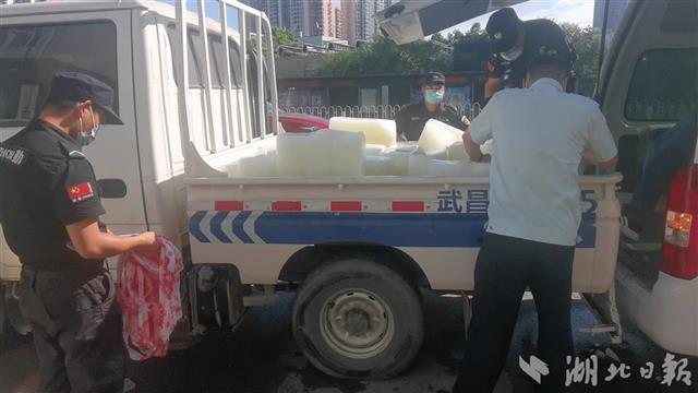 武汉热天超长“待机”  “冰生意”异常火热
