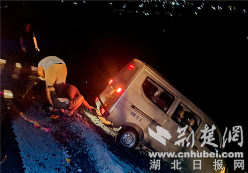 面包车“溜冰”下陡坡 保康民警救出被困人员