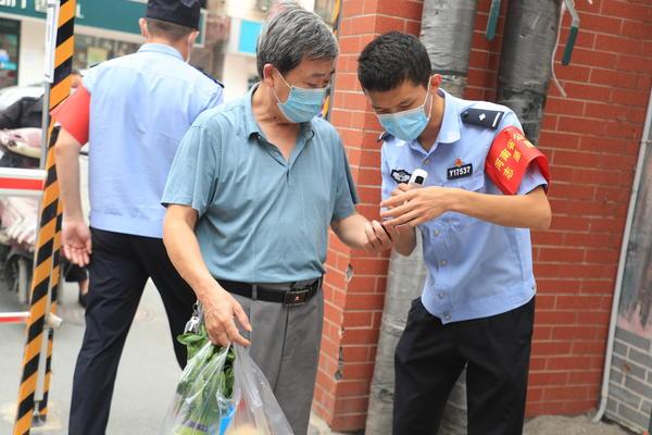 河南省公安厅120名党员民警组成突击队 支援郑州11个社区一线疫情防控