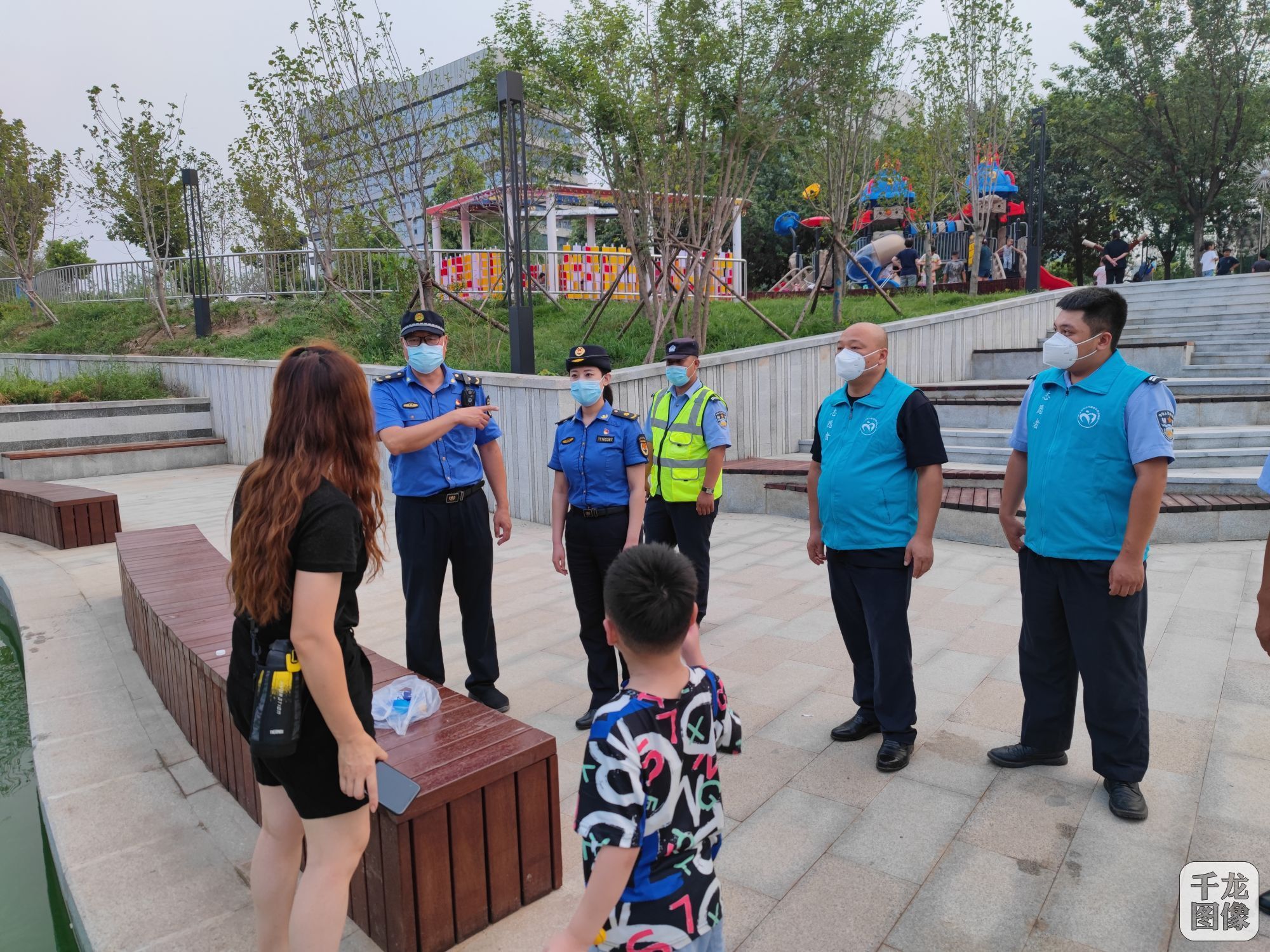 北京大兴城管联合志愿者开展小龙河周边执法检查