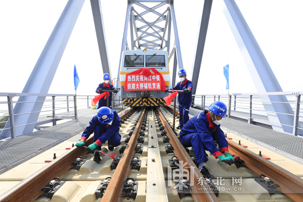 同江中俄黑龙江铁路大桥今日铺轨贯通