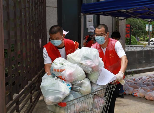 近千名志愿者打通保供最后“一公里”  武汉经开区将温暖送到严格管理区居民心里