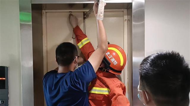 酒店电梯故障导致一名女子被困，武汉消防成功救援