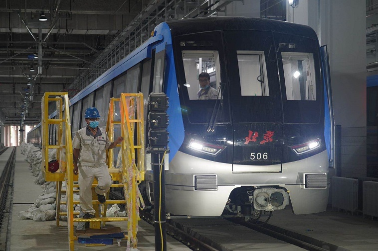 年底北京将开通三条地铁新线，全自动运行列车提前亮相