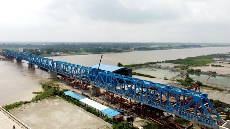 中国中铁孟加拉国帕德玛大桥铁路连接线项目首座钢桁梁桥架设完成