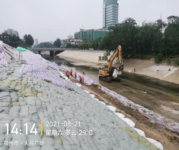 郑州“两河一渠”水毁塌方抢修现场进入防大汛状态  城区河道管理处提醒暴雨期间远离危险区域