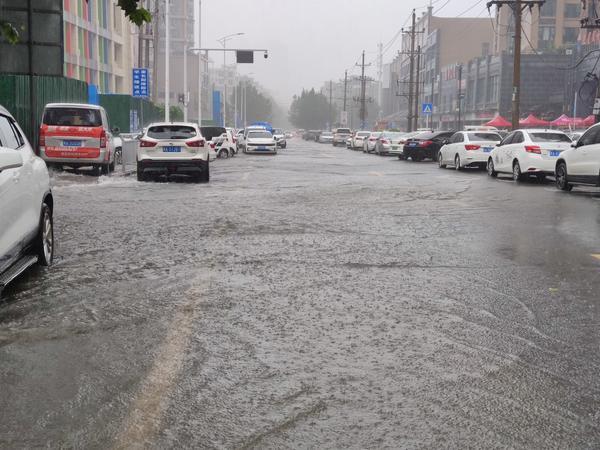 雨情实况！郑州兴华街长江路附近积水没过脚踝