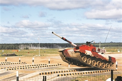 “坦克两项”在阿拉比诺靶场开赛