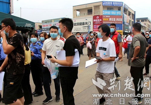 襄州城管：协助“双报到”社区做好入户排查登记