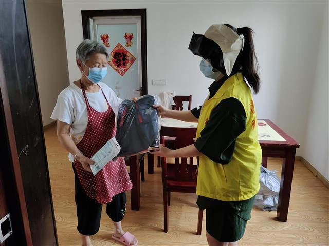 新洲区民政局慰问30名困境儿童，送上防疫物资和学习用品