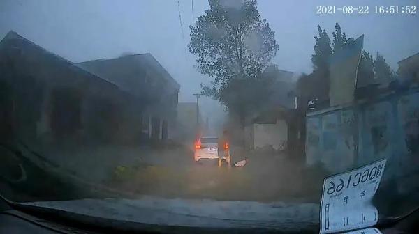 视频丨15秒，泌阳县检察院90后书记员暴雨中救下被电击的镇干部