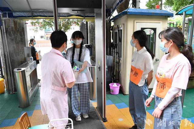 武汉：幼儿园开展入园离园防疫流程演练